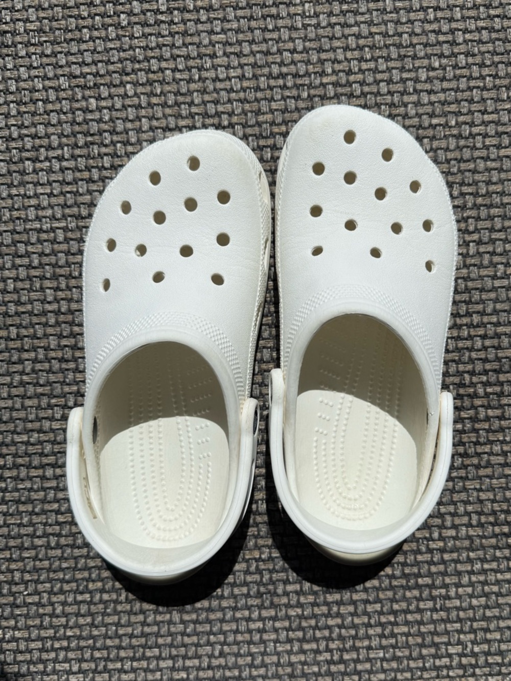 CROCS -Classic Clog in White
Men size 6 Women size 8